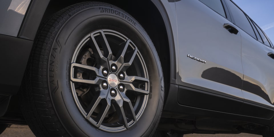 Vue rapprochée d’une roue du GMC Acadia Élévation 2025.