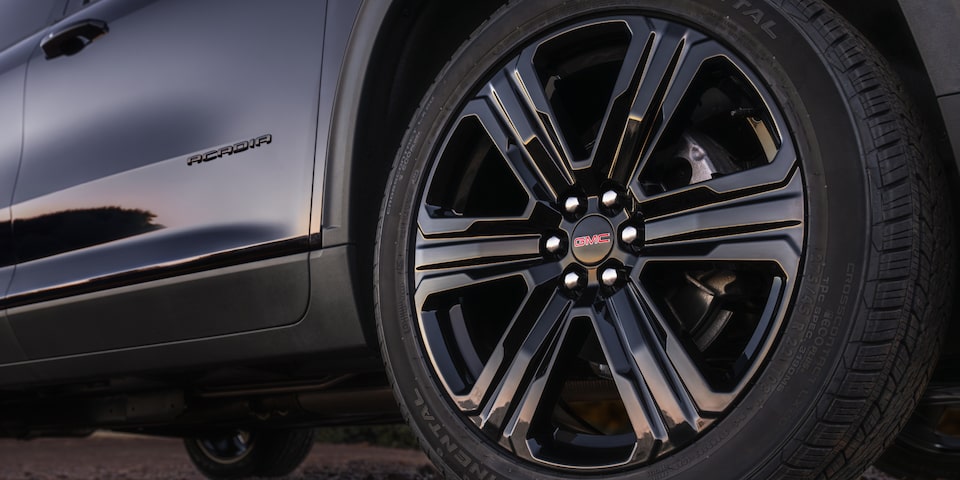 Vue rapprochée d’une roue du Acadia Élévation 2025.