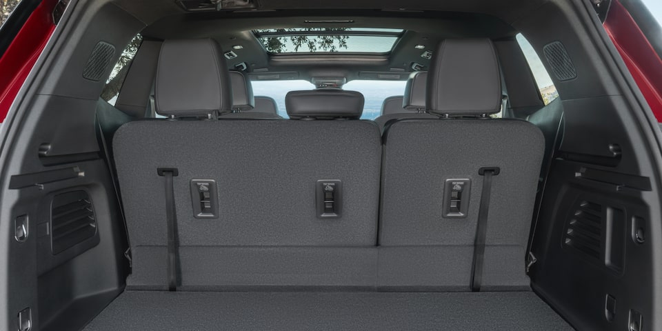 Vue arrière du siège arrière relevés du GMC Acadia 2025.
