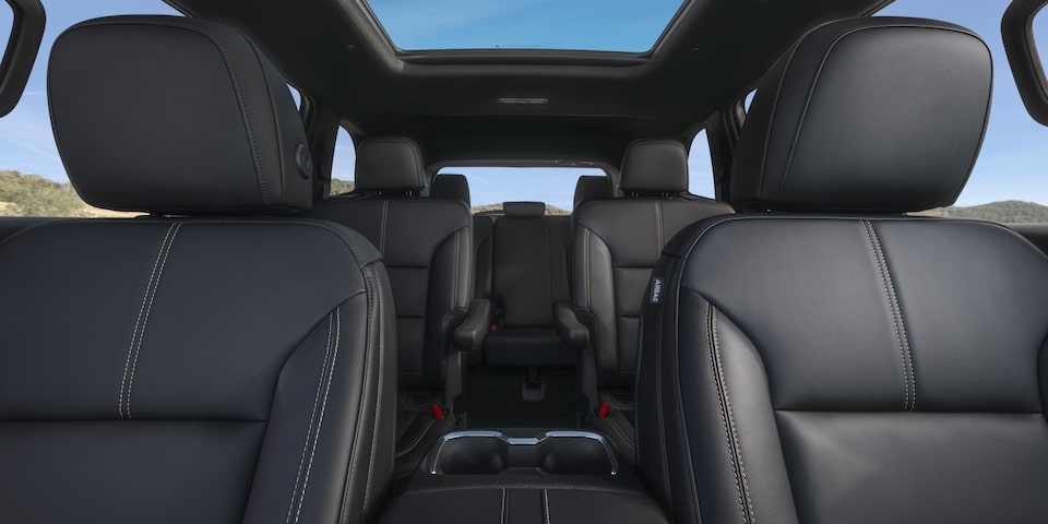 Vue avant des sièges en cuir du GMC Acadia Élévation 2025.