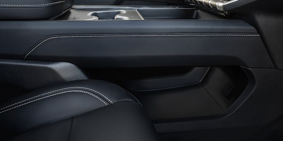 Vue rapprochée de la poignée de portière du GMC Acadia Élévation 2025.