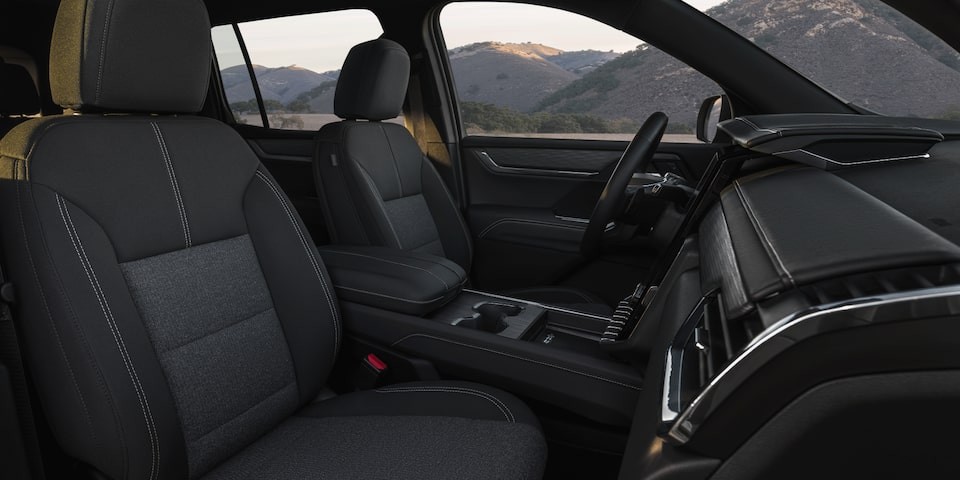 Vue latérale de l’habitacle côté conducteur du GMC Acadia Élévation 2025.