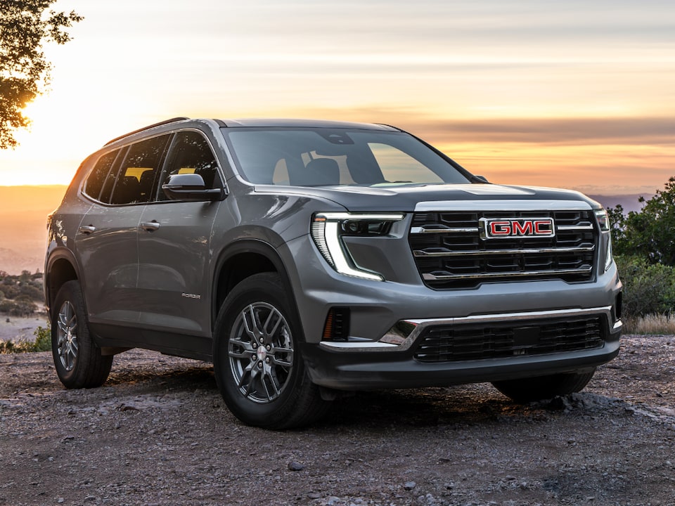 Vue rapprochée de l’avant du GMC Acadia 2025.
