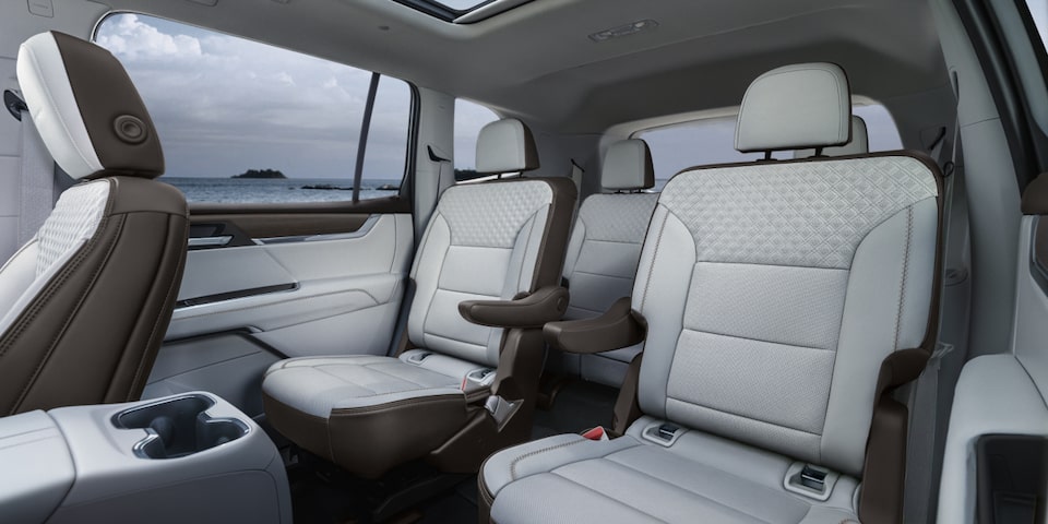 Sièges spacieux du GMC Acadia 2025.