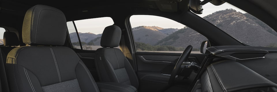 Vue latérale de l’habitacle côté conducteur du GMC Acadia 2025.
