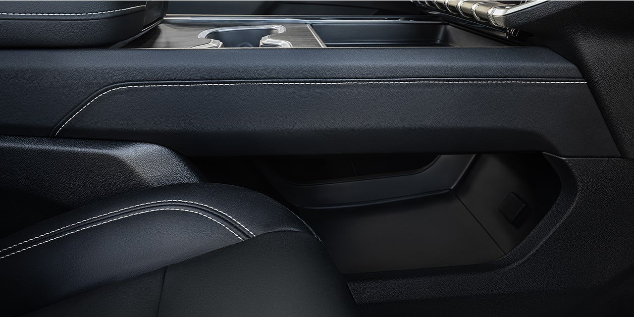 Vue intérieure du compartiment de rangement à l'intérieur du GMC Acadia Elevation 2026.