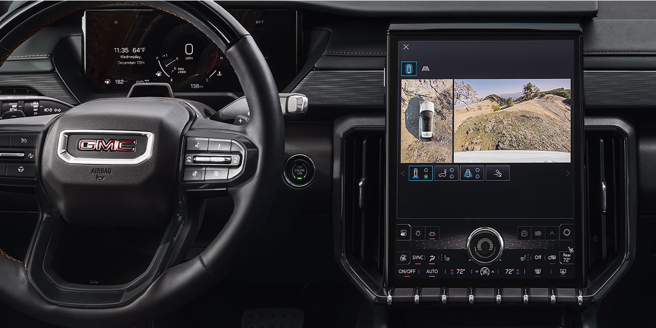 Le volant et le système d’infodivertissement du GMC Acadia Elevation 2026.