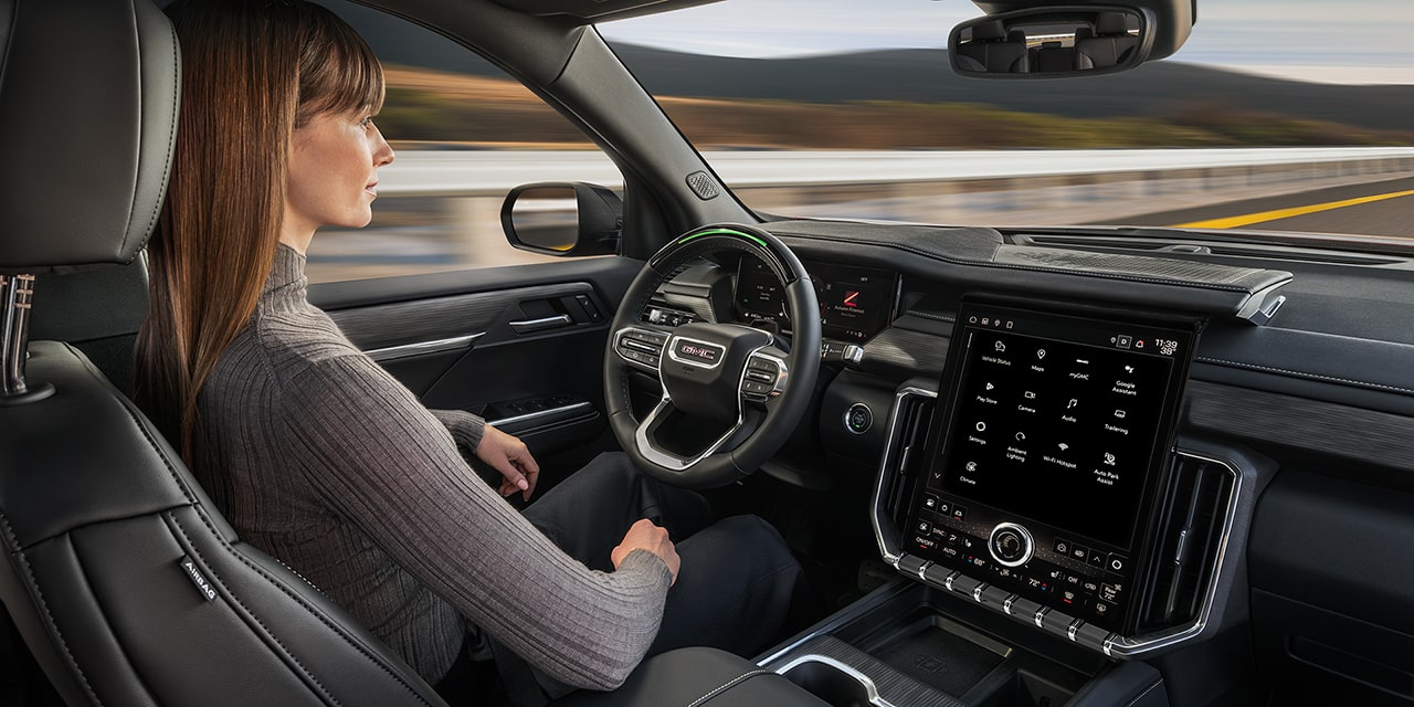 La technologie d’aide à la conduite Super Cruise du GMC Acadia Elevation 2026 en cours d’utilisation.