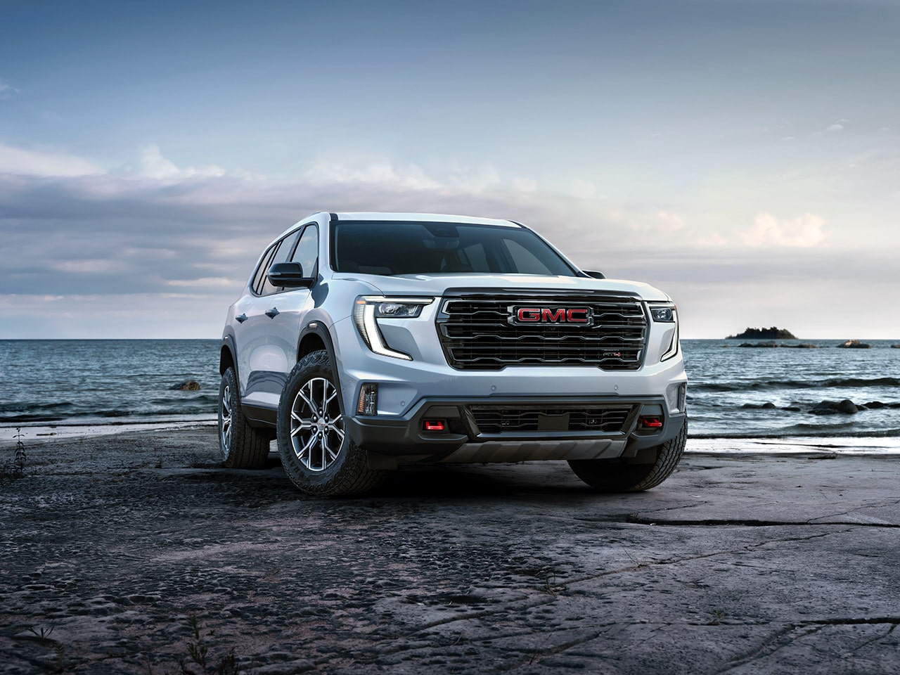 Vue avant du GMC Acadia 2026 stationné à la plage.