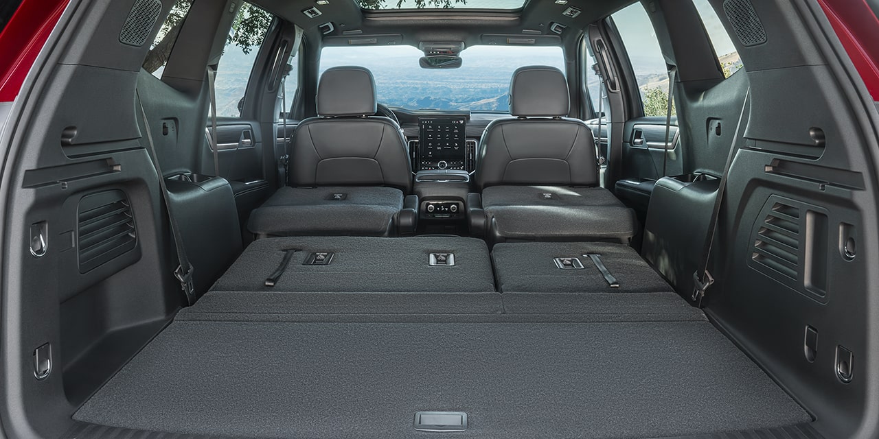 Vue arrière de l'espace de chargement du VUS intermédiaire de luxe GMC Acadia Denali 2026.