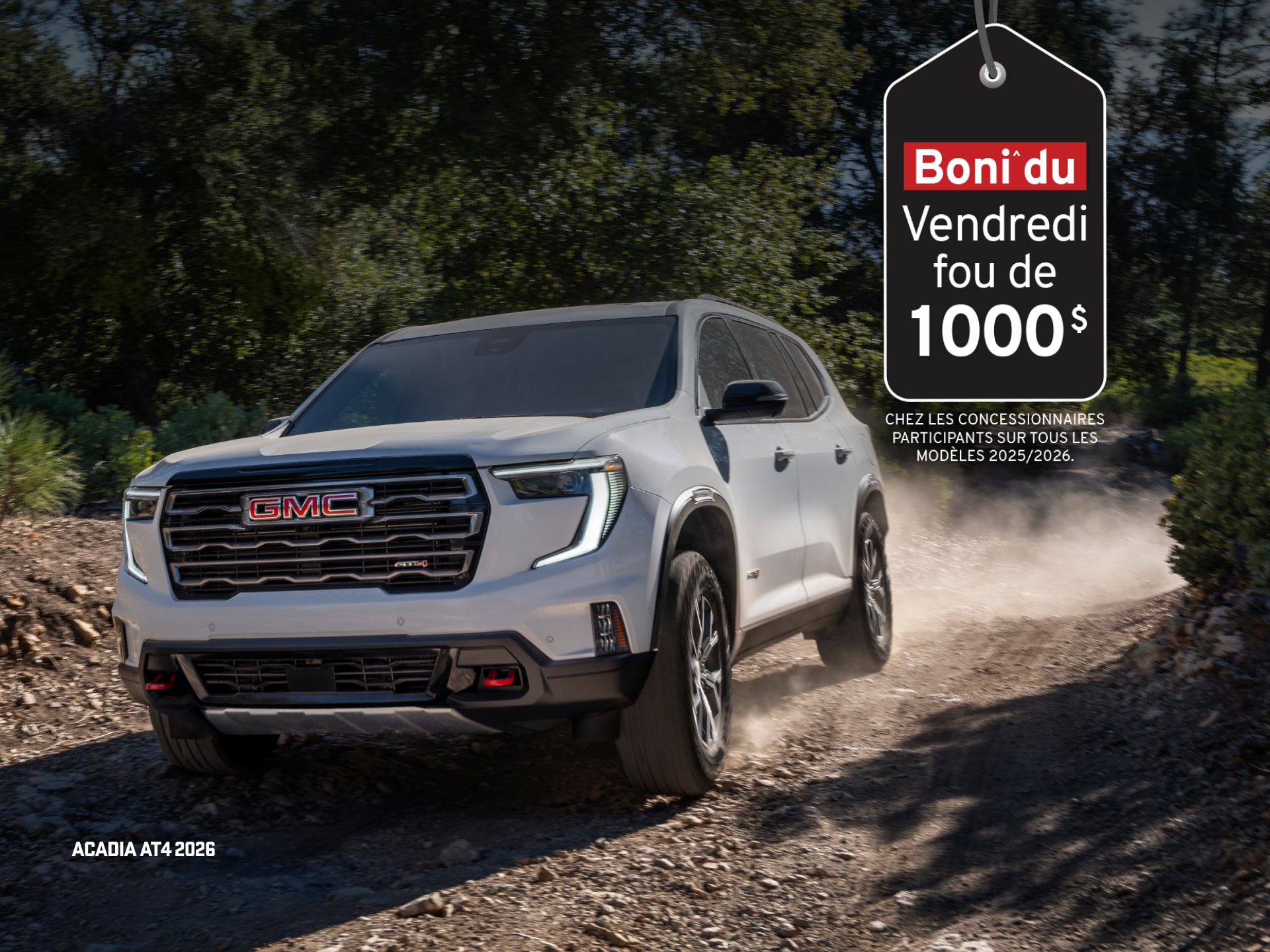 VUS intermédiaire GMC Acadia 2026 roulant sur un chemin de terre entre les arbres.