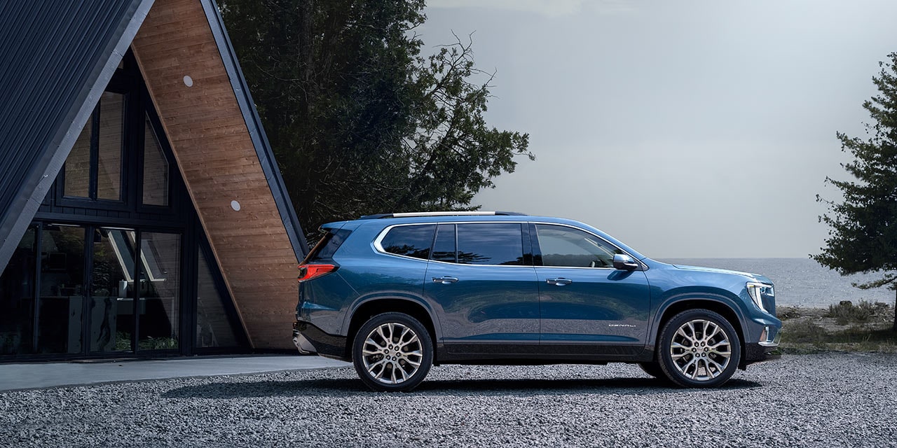 Vue latérale du VUS intermédiaire GMC Acadia 2026 stationné dehors.