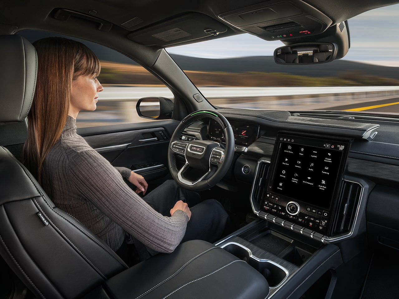 Une personne utilise la technologie d’aide à la conduite Super Cruise offerte en option au volant du VUS intermédiaire GMC Acadia 2026.