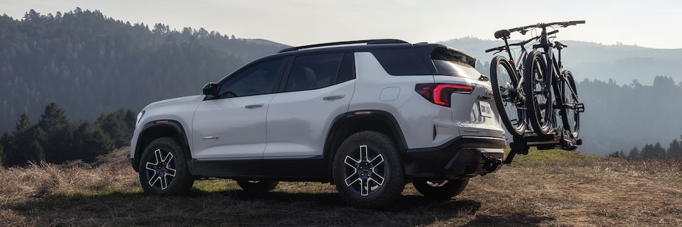 Vue latérale du VUS compact hors route GMC Terrain AT4 avec un porte-vélos fixé à l’arrière.