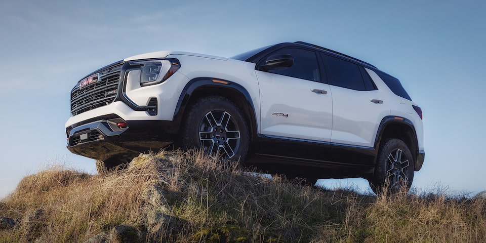 Le VUS compact hors route GMC Terrain AT4 2026 avec le système de commande de descente en fonction.