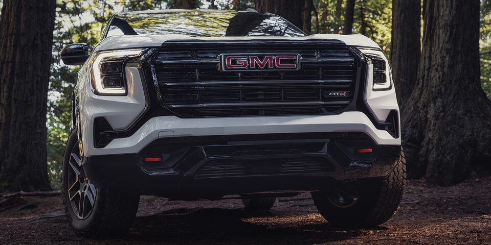 Vue latérale avant du VUS compact hors route GMC Terrain AT4 2026 stationné à la plage.