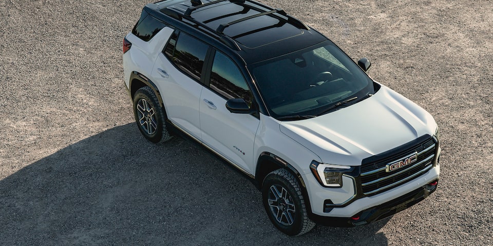Vue aérienne du VUS compact hors route GMC Terrain AT4 2026.