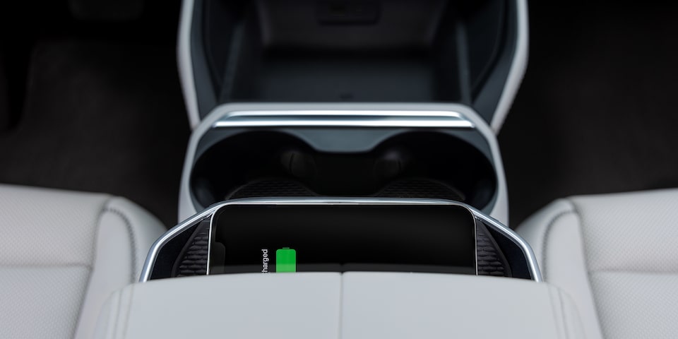 Vue du point de recharge sans fil dans le VUS compact hors route GMC Terrain AT4 2026.