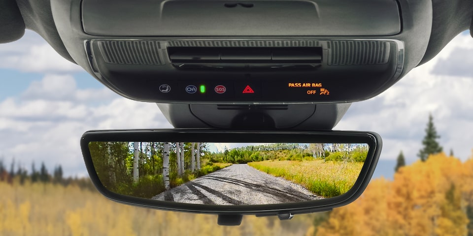 Vue rapprochée du bouton OnStar du VUS compact hors route GMC Terrain AT4 2026.