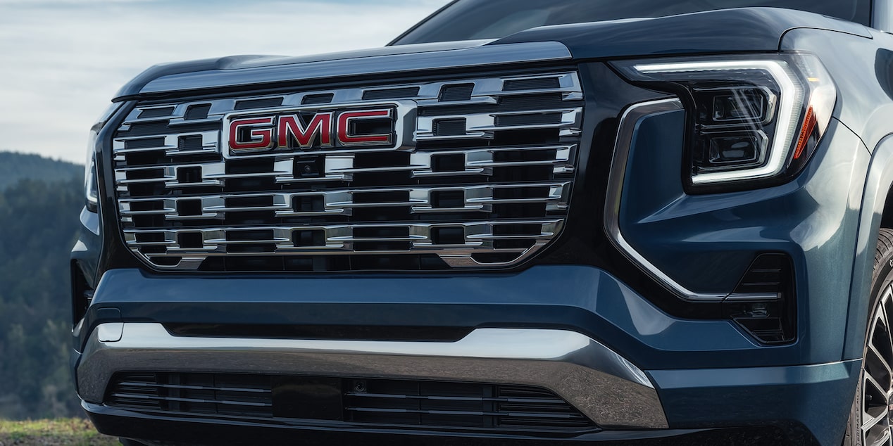 Vue rapprochée de la calandre distinctive du VUS de luxe GMC Terrain Denali 2026.