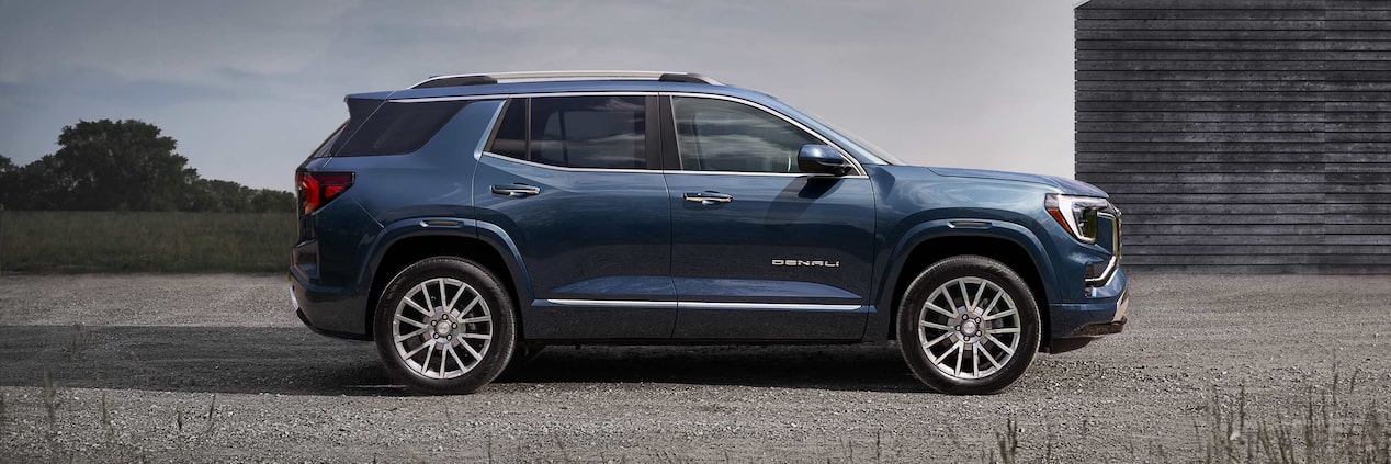 Vue latérale du côté passager du VUS de luxe GMC Terrain Denali 2026.