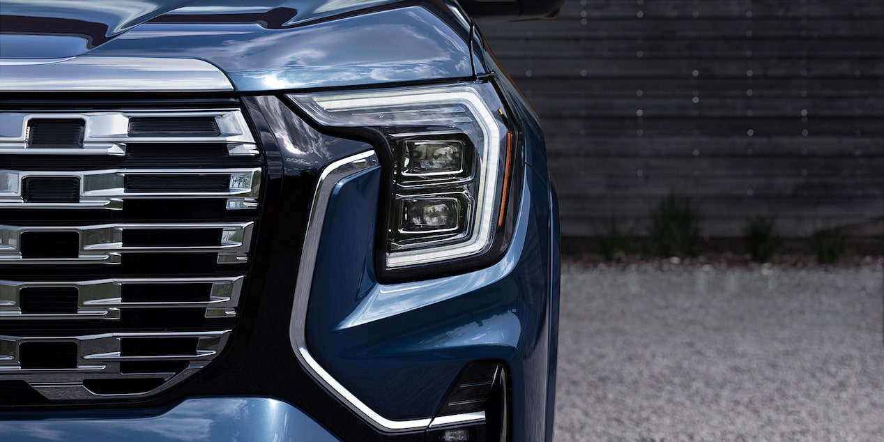 Vue rapprochée des phares au design brillant du VUS de luxe GMC Terrain Denali 2026.