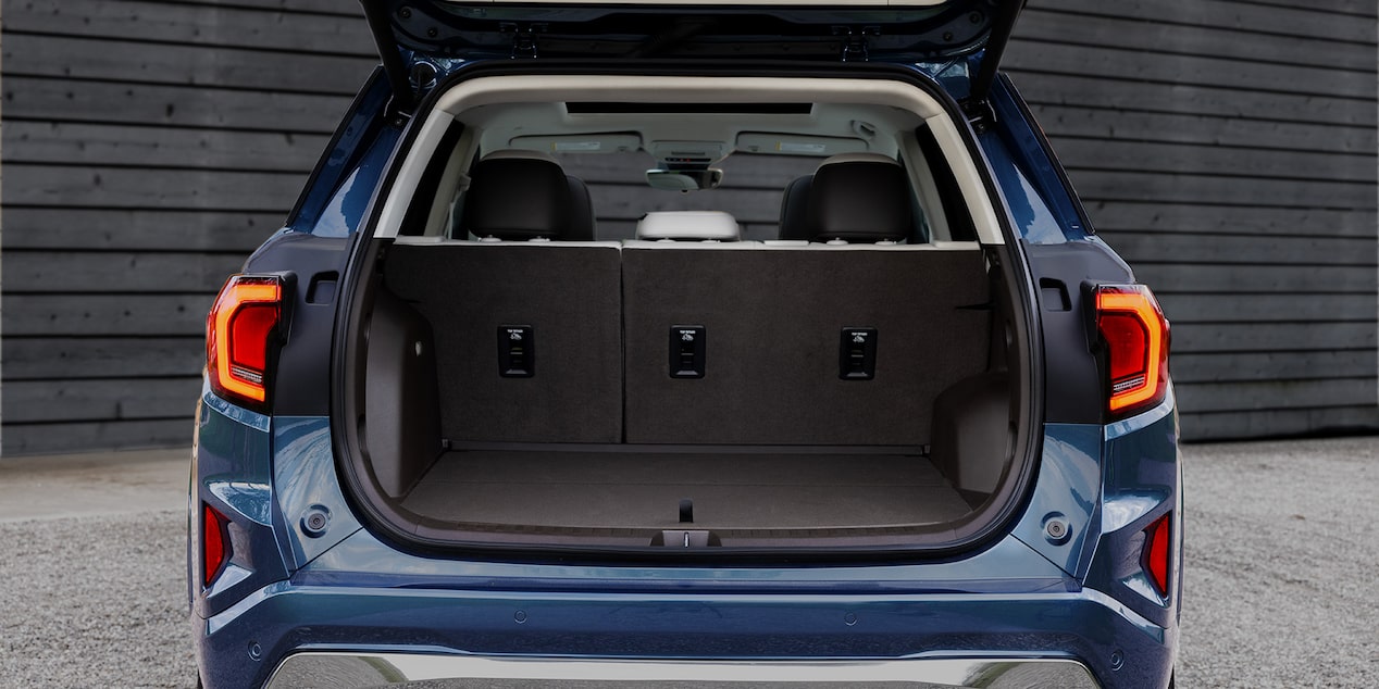 Vue arrière du hayon ouvert du GMC Terrain Denali 2026.