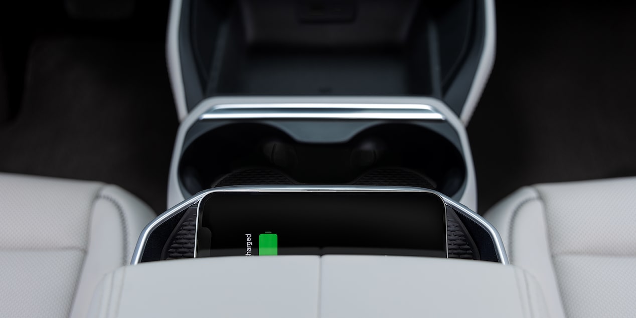 Vue rapprochée d’un téléphone intelligent en train d’être rechargé sans fil dans le GMC Terrain 2026.