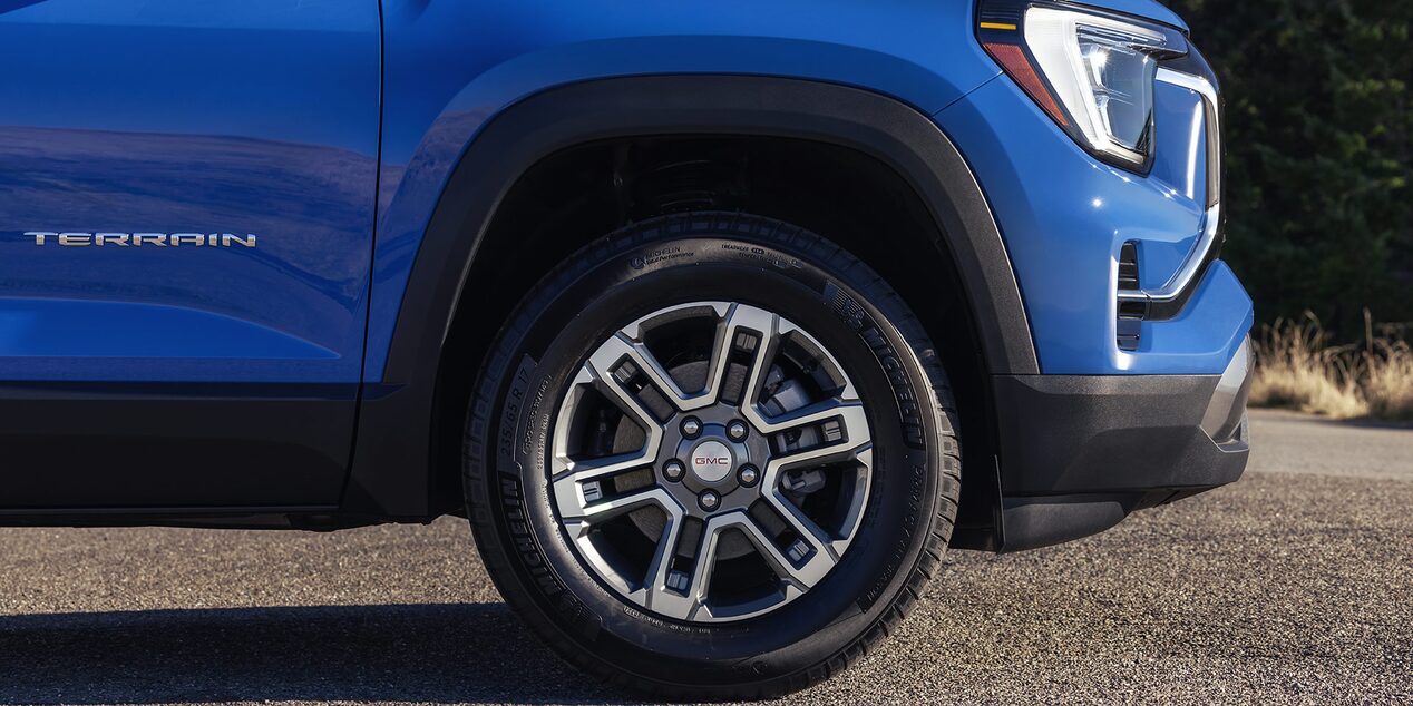 Vue rapprochée d’une roue et d’une jante du GMC Terrain 2026 Élévation.