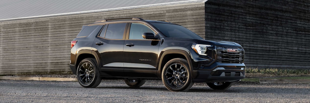Vue latérale du VUS compact GMC Terrain Élévation 2026 stationné dans une entrée.