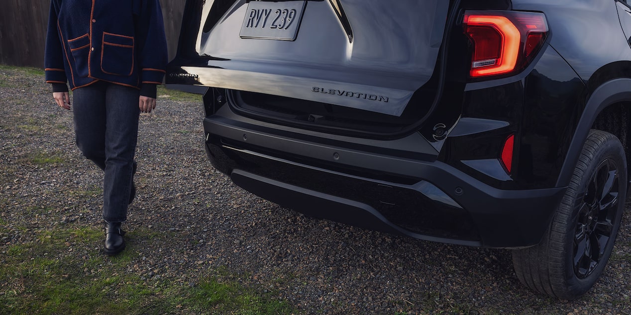 Vue rapprochée du hayon AutoSense à commande électrique du VUS compact GMC Terrain Élévation 2026.