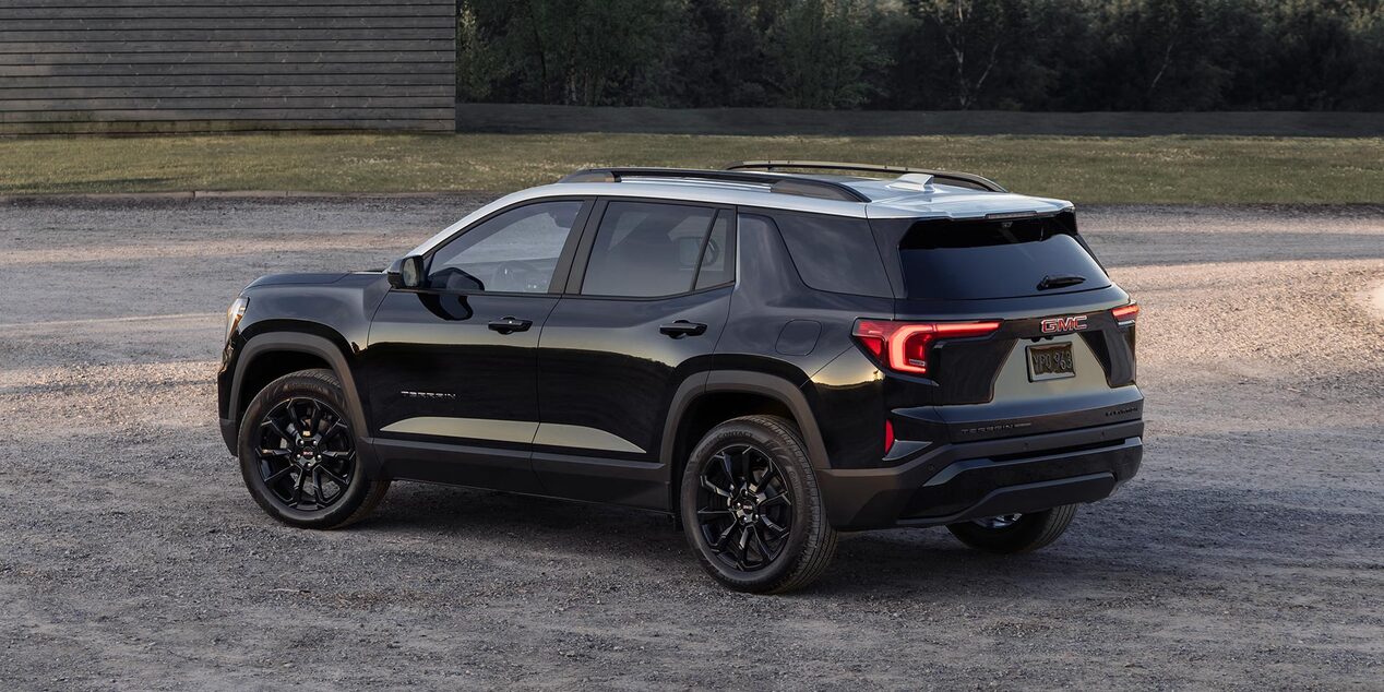 Vue latérale arrière du VUS compact GMC Terrain Élévation 2026 stationné à l’extérieur.