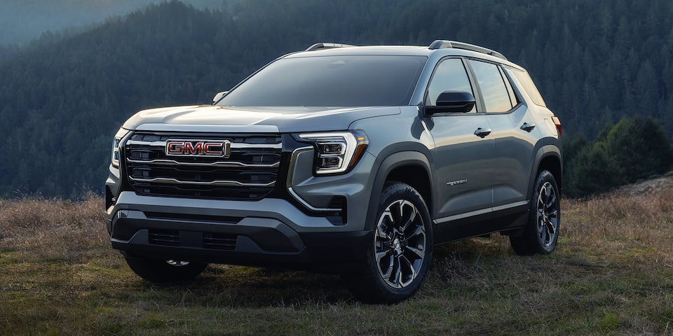 Vue latérale avant du GMC Terrain Élévation 2026 stationné sur une colline à l’aube.