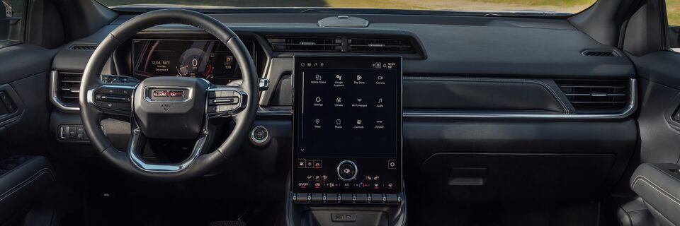 Vue du tableau de bord, du volant et du système d’infodivertissement du GMC Terrain Élévation 2026.