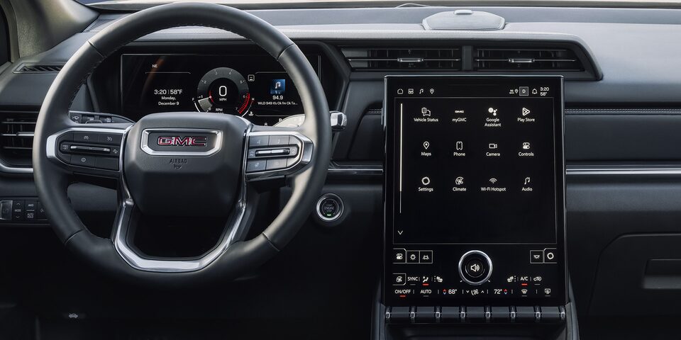 Vue rapprochée du système d’infodivertissement GMC haut de gamme de 340 mm (13,4 po) en diagonale du VUS compact GMC Terrain Élévation 2026.