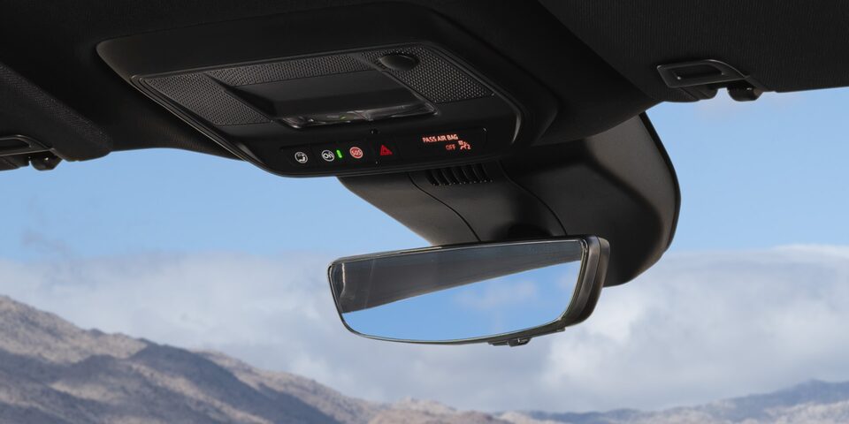 Vue rapprochée du bouton OnStar dans le VUS compact GMC Terrain Élévation 2026.