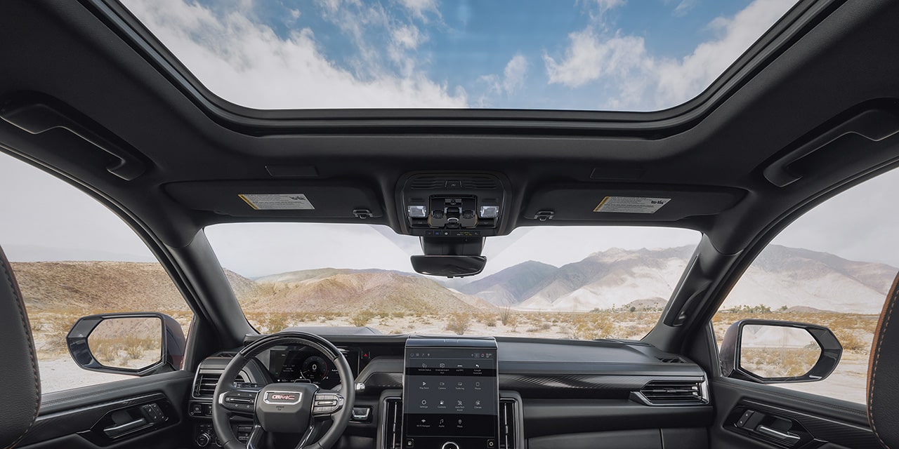 Le toit ouvrant panoramique du VUS tout-terrain pleine grandeur GMC Yukon AT4 Ultimate 2026 vu de l’habitacle.