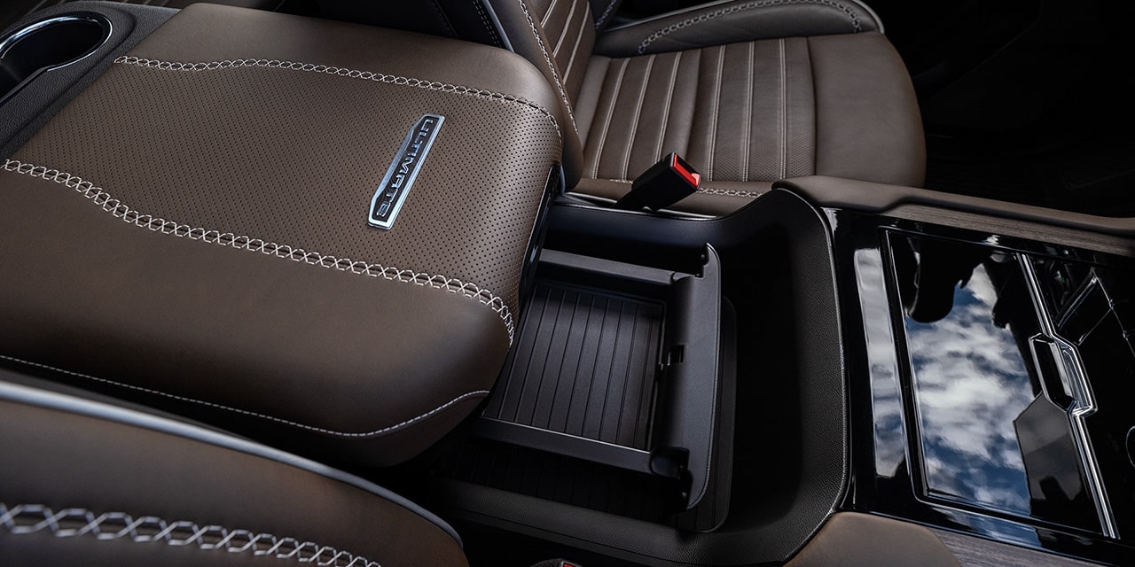 Vue rapprochée de la console centrale coulissante à commande électrique du VUS tout-terrain pleine grandeur GMC Yukon AT4 Ultimate 2026.