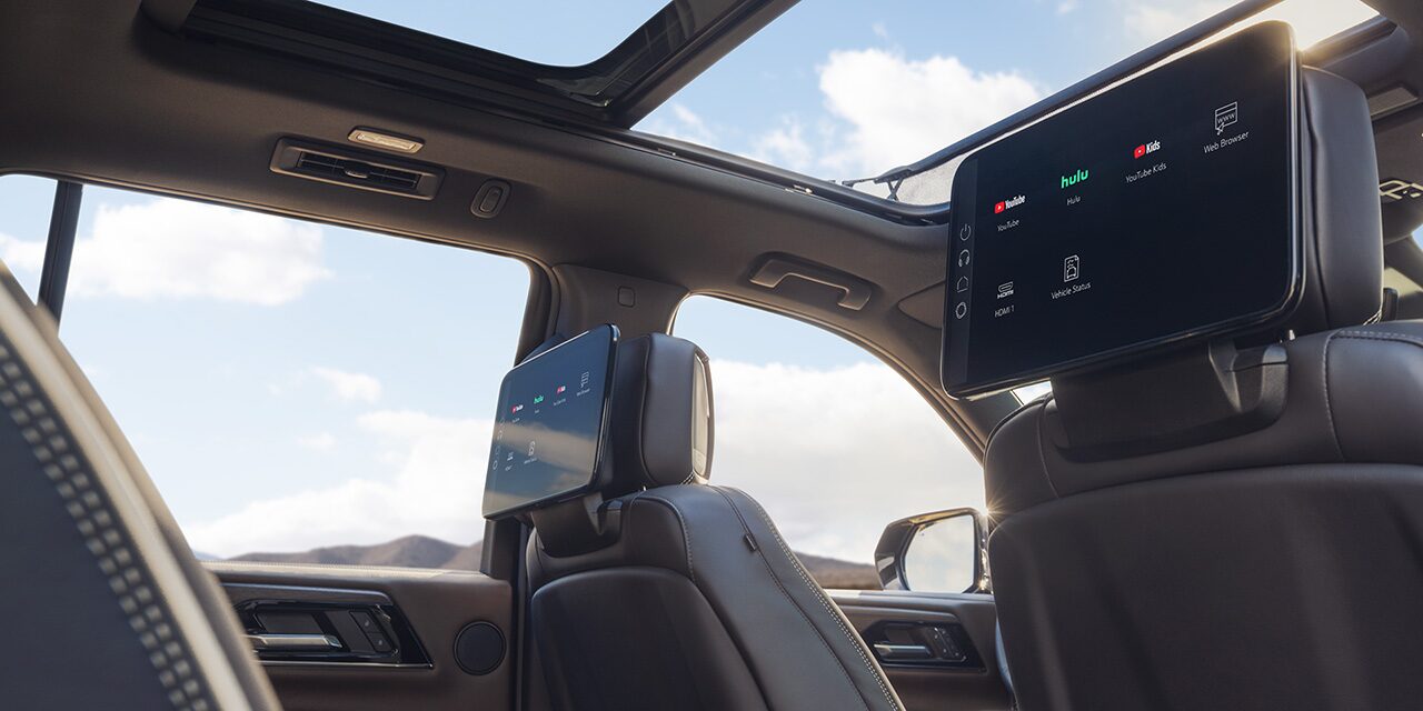 Le toit ouvrant panoramique du GMC Yukon Denali 2026 vu de l’habitacle.