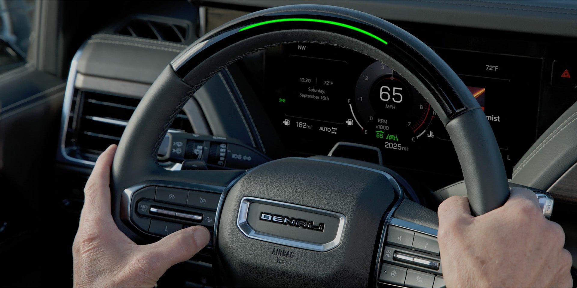 Une personne utilise la technologie d’aide à la conduite mains libres Super Cruise du GMC Yukon Denali 2026.