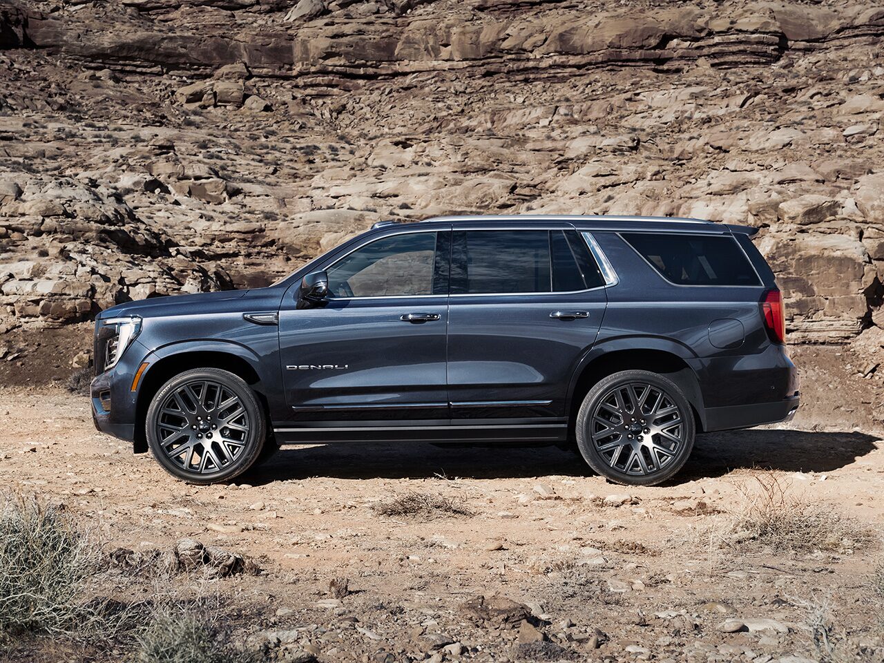 Vue latérale du VUS pleine grandeur GMC Yukon Élévation 2026 qui démontre ses capacités hors route.