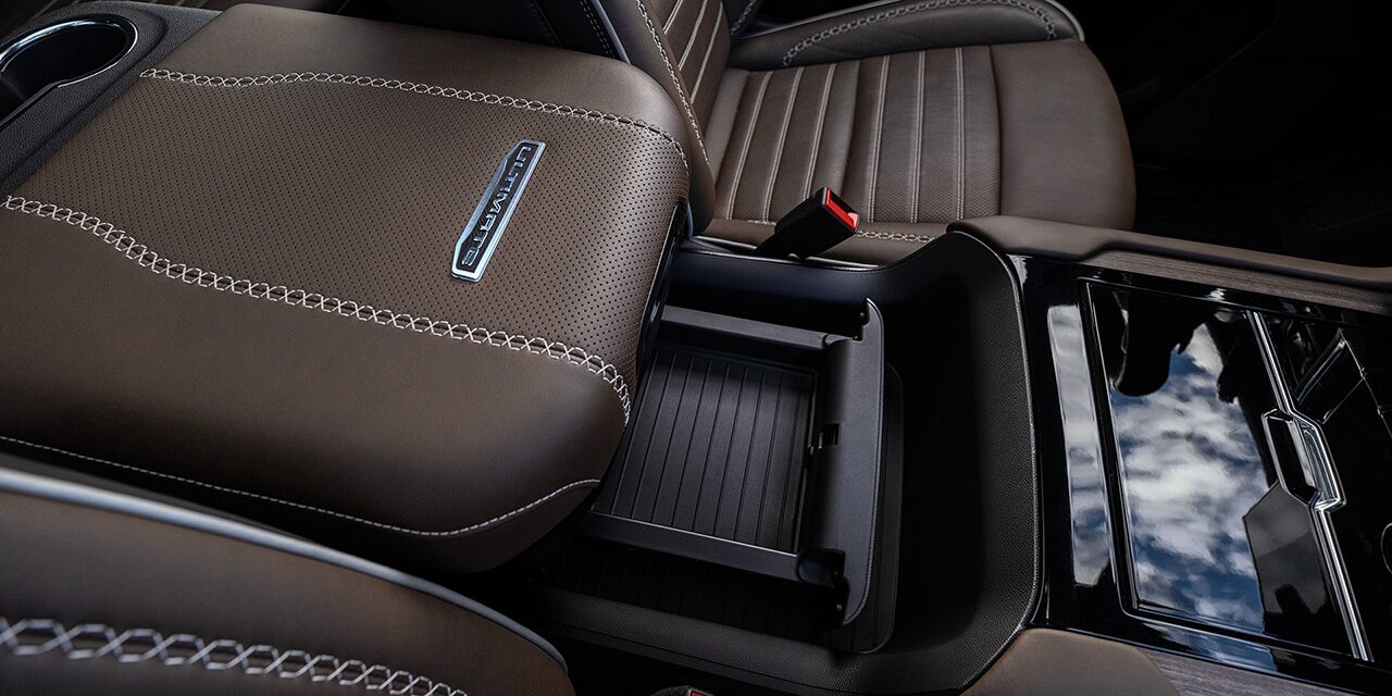 Vue rapprochée de la console centrale coulissante à commande électrique du VUS pleine grandeur GMC Yukon Élévation 2026.