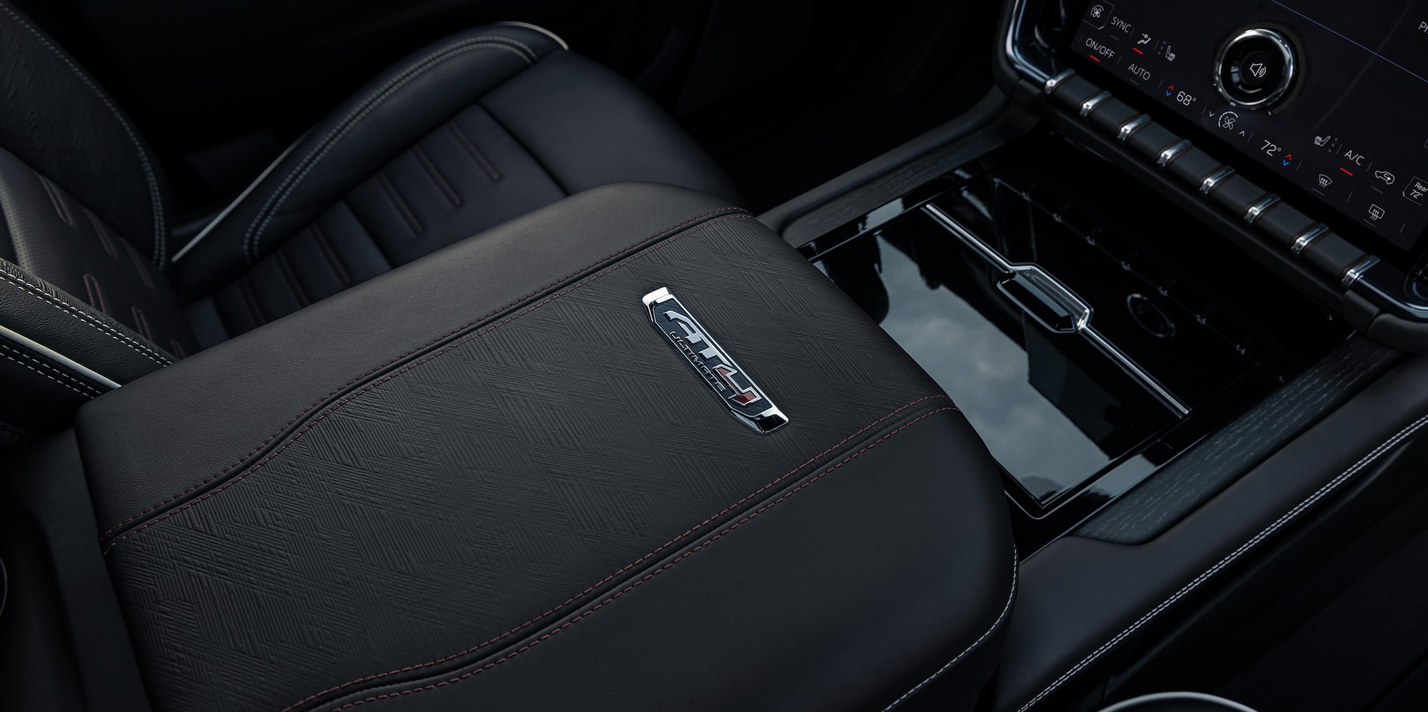 Vue rapprochée de la console centrale du GMC Yukon 2026.