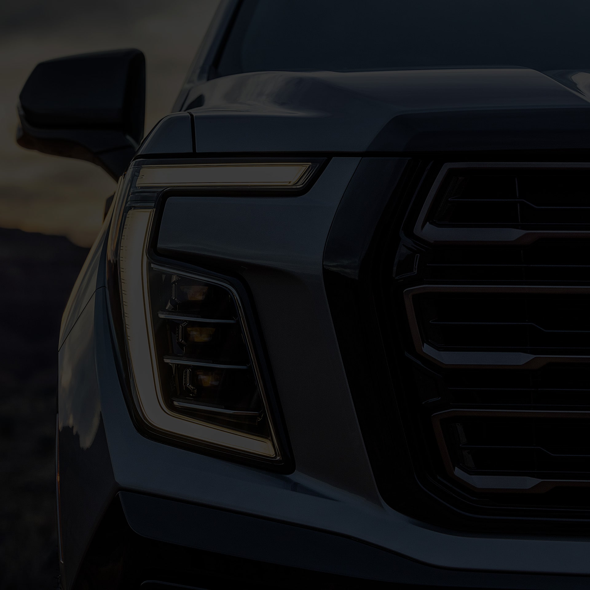 Vue rapprochée d’un phare du GMC Yukon 2026.