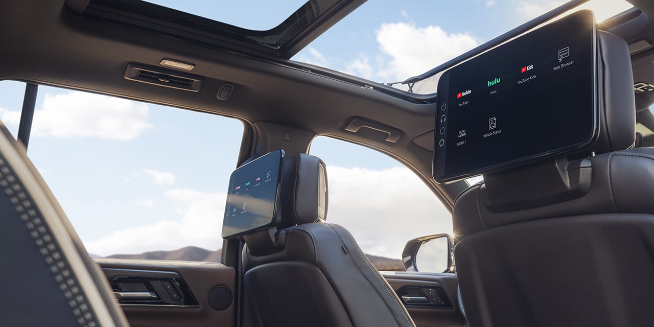 Le toit ouvrant panoramique du grand VUS GMC Yukon 2026 vu de l’habitacle.