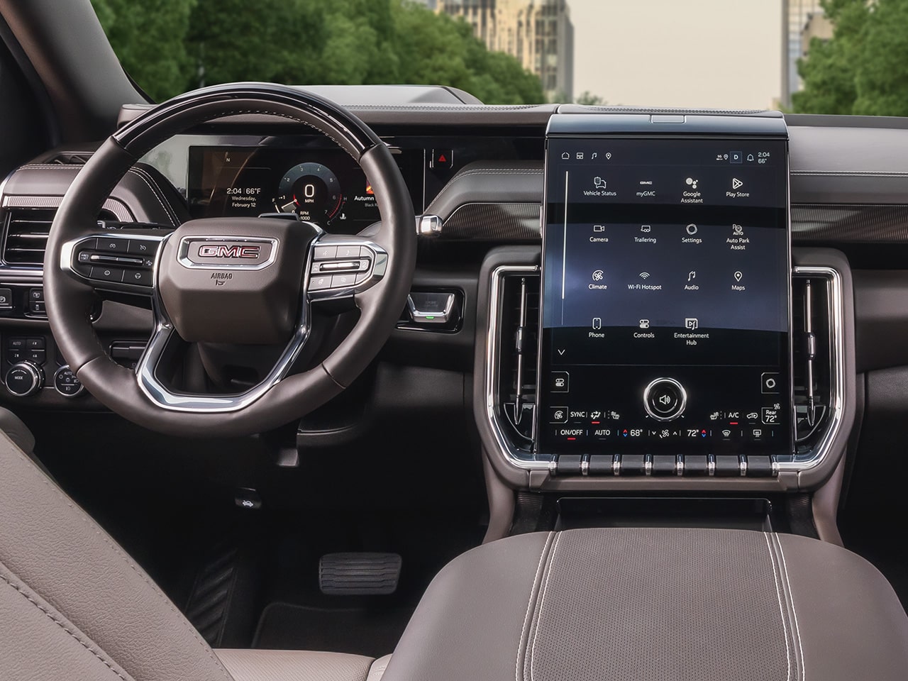 Le volant, le tableau de bord et le système d’infodivertissement du grand VUS GMC Yukon 2026.