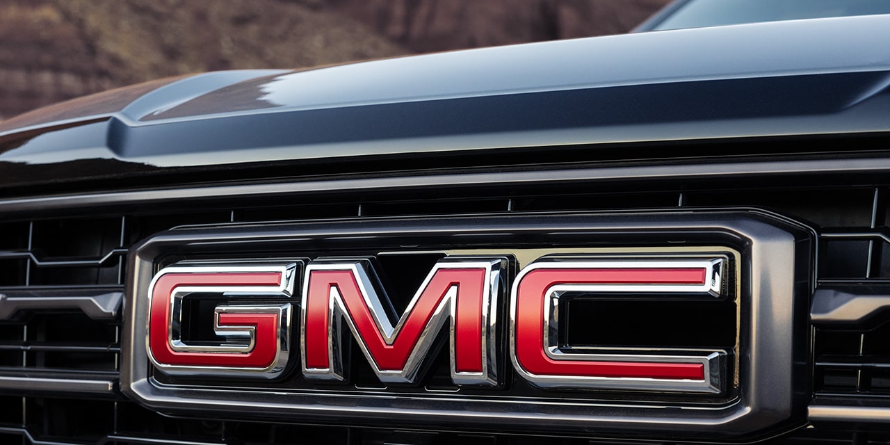Vue rapprochée de l’emblème GMC sur la calandre du GMC Yukon 2026.