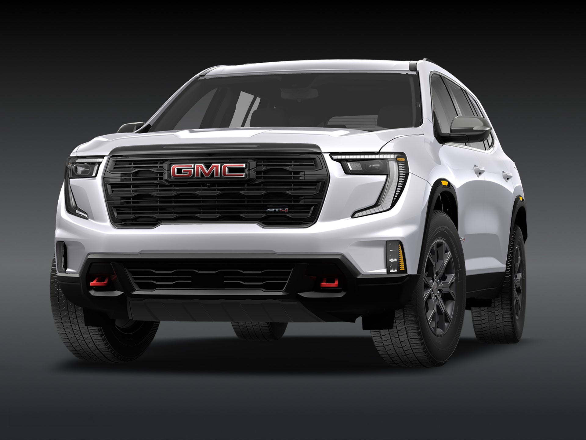 Vue de trois quarts avant du SUV GMC Acadia AT4 2027 de couleur « Iridescent White » sur fond sombre.