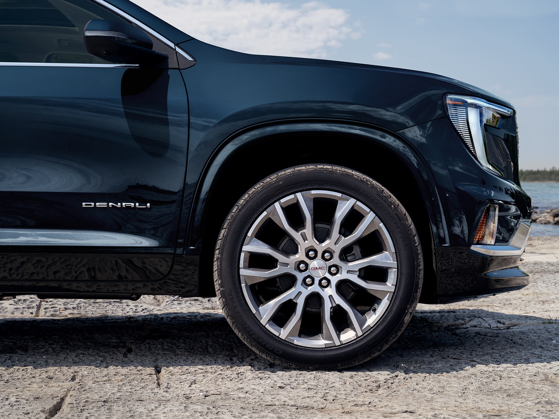 Vue latérale du pneu passager sur un VUS GMC Acadia Denali 2027.