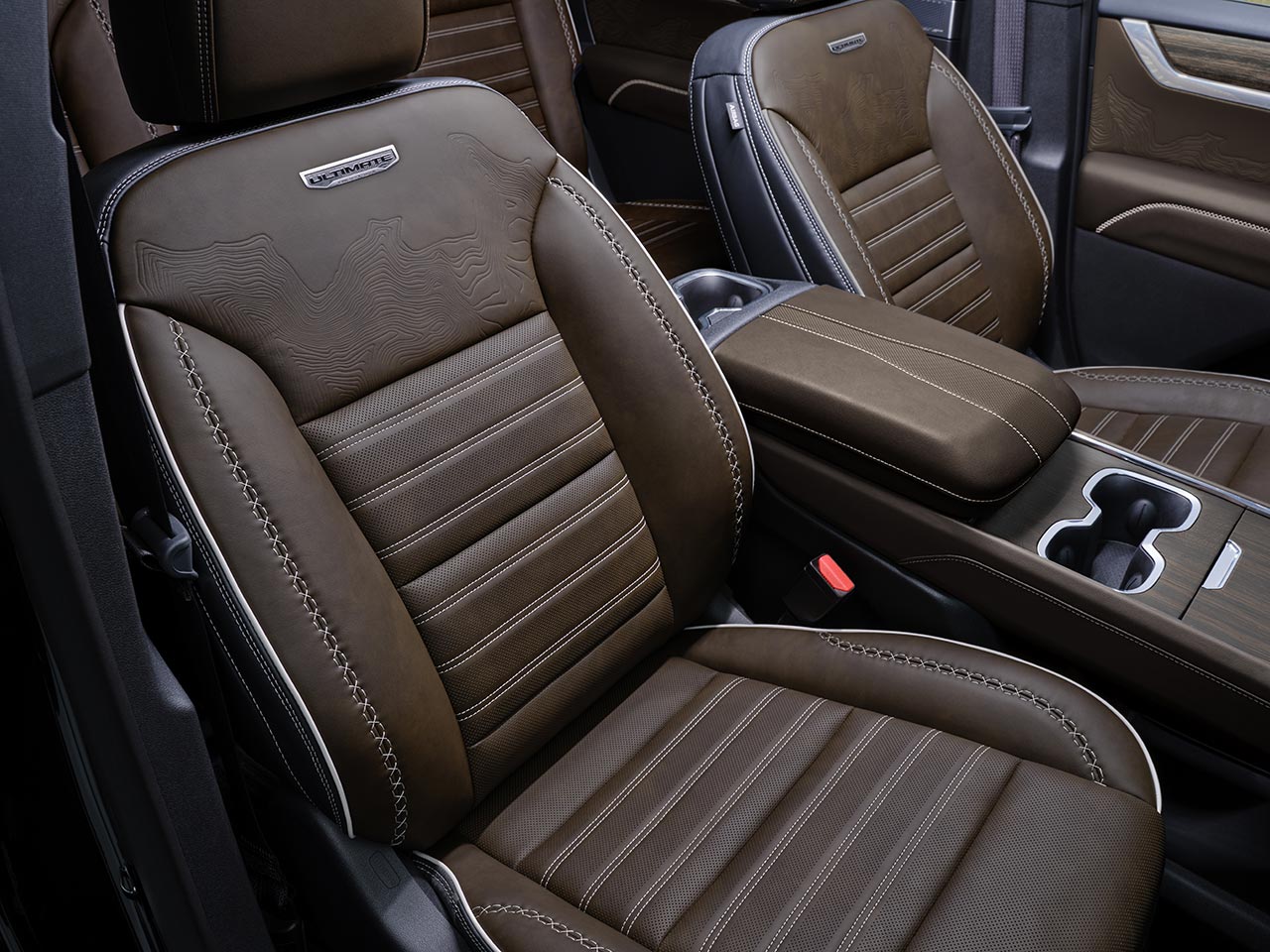 Vue intérieure des sièges intérieurs en cuir brun à l’intérieur d’un VUS GMC Acadia Denali 2027.